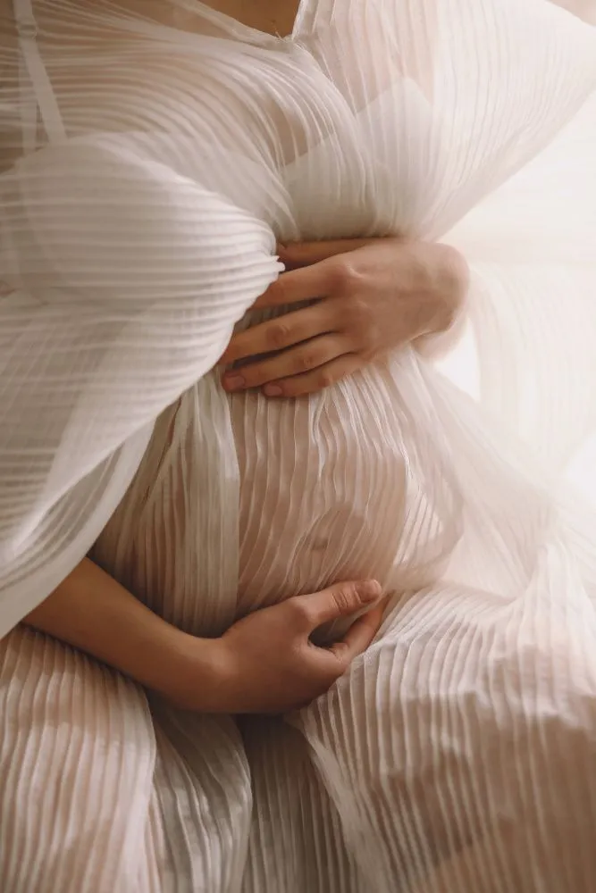 blizkoe_foto_beremennoi_zensiny_v_stil_nom_plat_e_avori_derzasei.jpg Извлечение