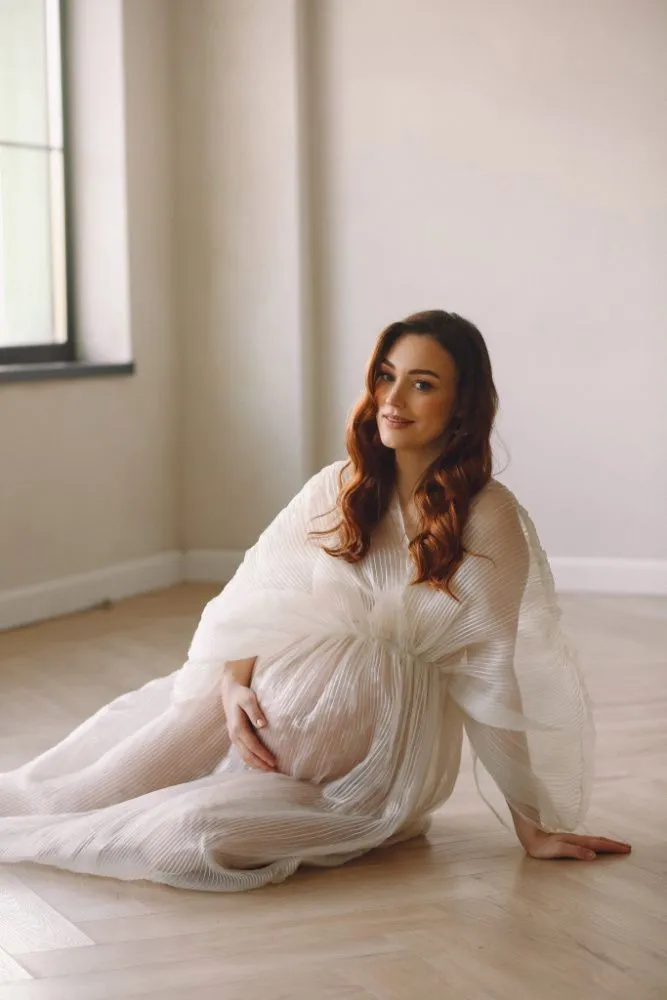 portret_krasivoi_beremennoi_zensiny_v_stil_nom_belom_plat_e_poziruusei.jpg Извлечение